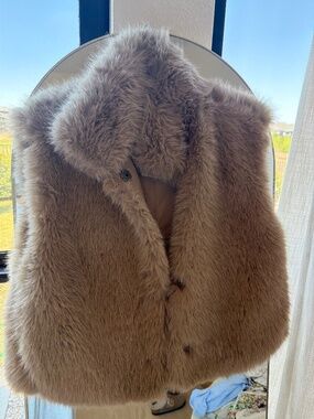 American Eagle Faux Fur Vest Beige Cozy Soft Layering Piece Size XS/S NWT